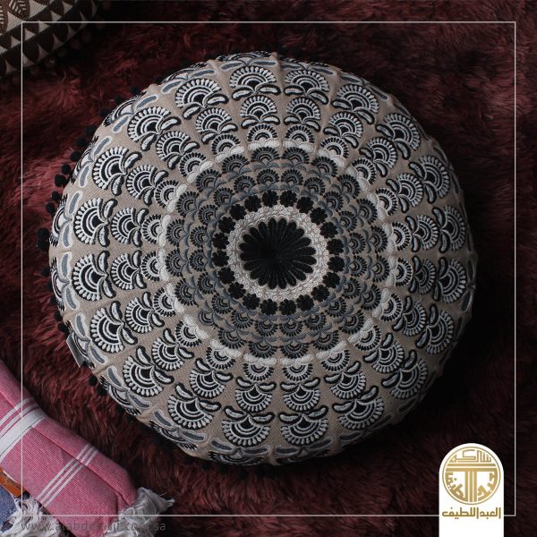 مخده مطرزه دائريه وسط