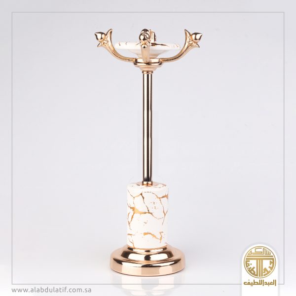 شمعدان ذهبي وابيض