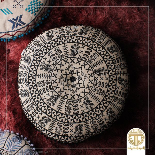 مخده مطرزه دائريه وسط