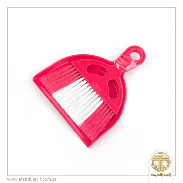 مكنسة ومجرفة صغيرة