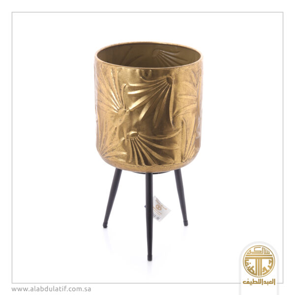 مركن زرع ذهبي بأرجل سوداء