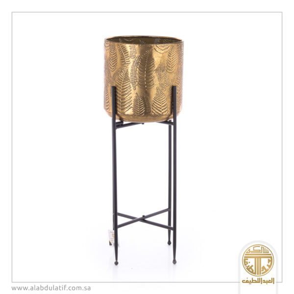 مركن زرع ذهبي بأرجل سوداء